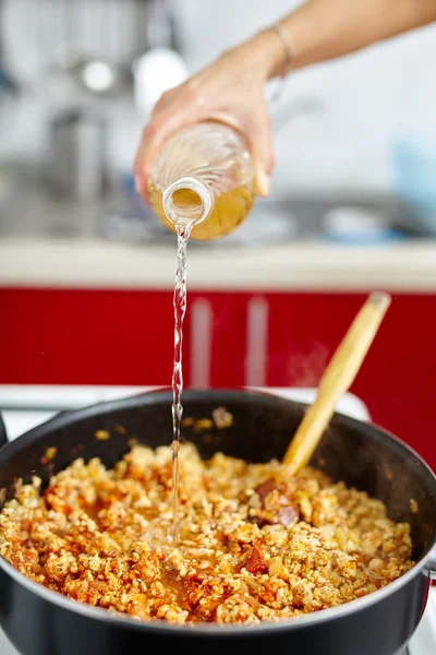 Weißwein hinzufügen — Stockfoto