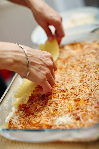 Lasagna főzés — Stock Fotó