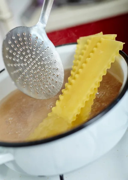 Lasagne pasta koken — Stockfoto