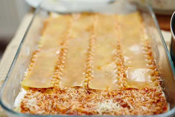 Huisgemaakte lasagne in lade — Stockfoto
