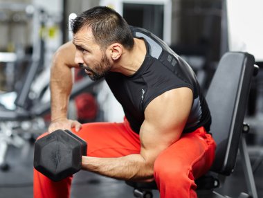 Bir spor olarak pazı çalışma yapan erkek