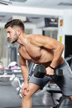 Geri egzersiz yapan erkek