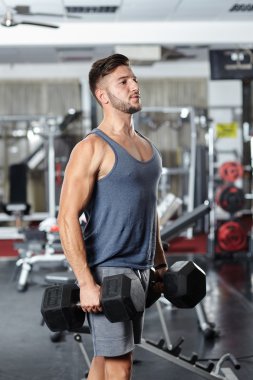 Ağır dumbbells ile egzersiz yapan erkek