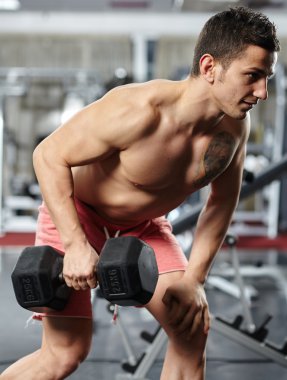 Geri egzersiz yapan erkek