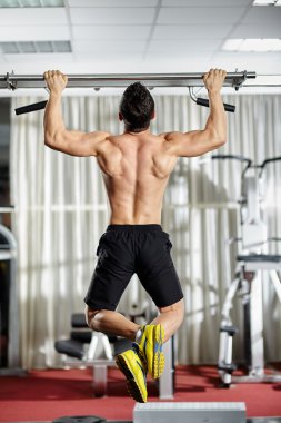 pull-up yapan erkek