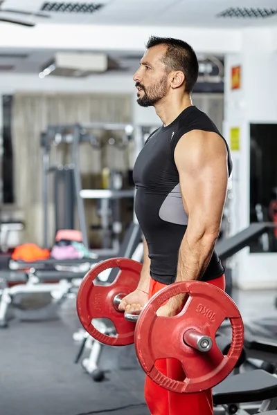 Biceps training met barbell — Stockfoto