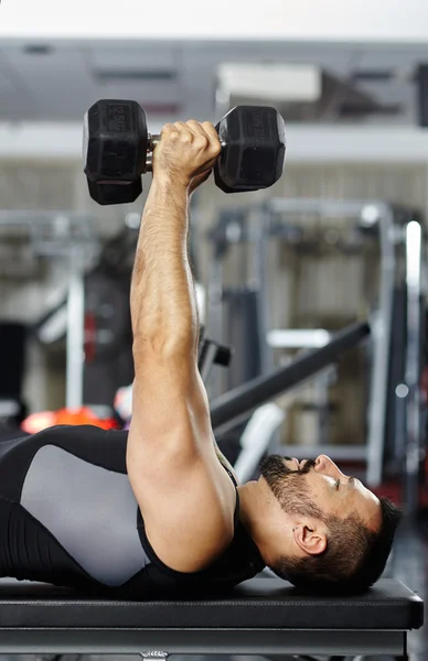 Trening klatki piersiowej i triceps — Zdjęcie stockowe