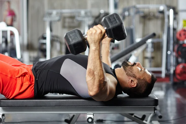 Allenamento petto e tricipiti — Foto Stock