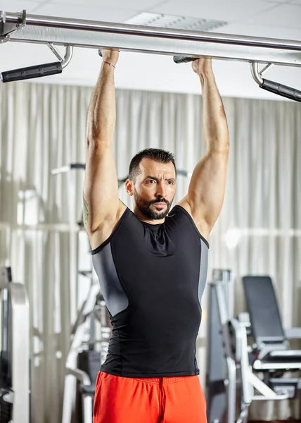 Man doing pull-ups — Stock Photo, Image