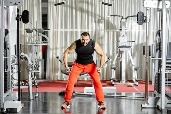 Workout at cable machine — Stock Photo, Image