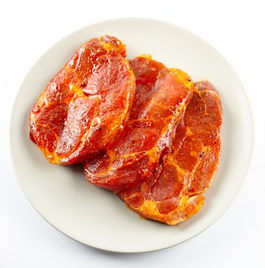 Domuz eti boyun dilimleri bir plaka üzerinde