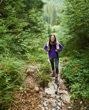 uzun yürüyüşe çıkan kimse kız