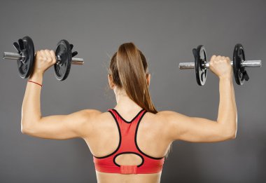Çalışma ağırlıklar ile fitness kız