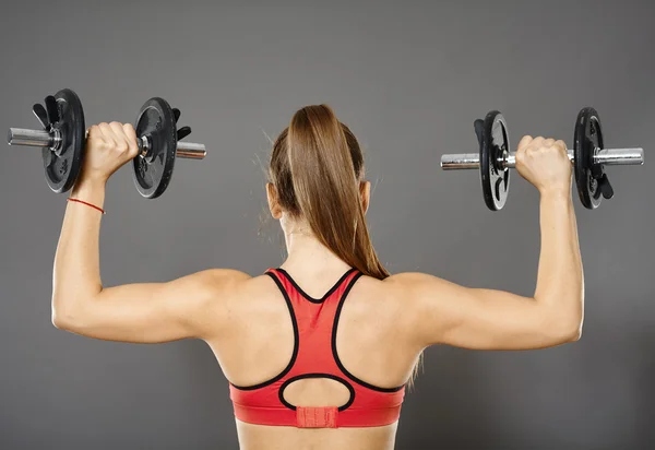 Fitness menina trabalhando com pesos — Fotografia de Stock