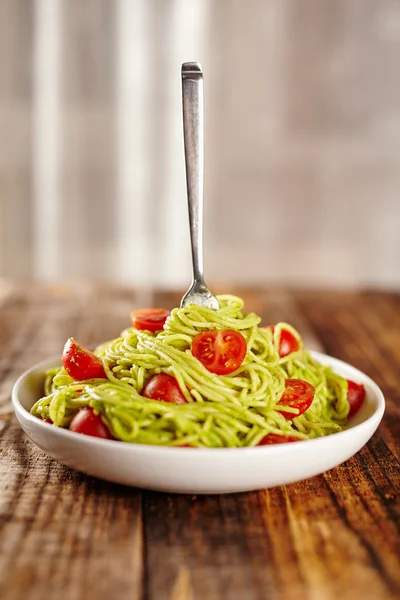 Pasta recipe with avocado and tomatoes — Stock Photo, Image