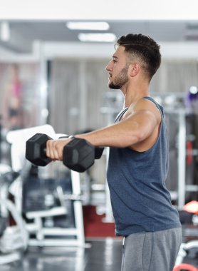 Omuz egzersiz yapan genç erkek