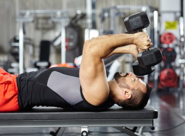 Göğüs egzersiz yapan erkek