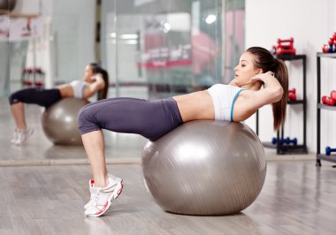 ABS egzersizi yapıyor kadın