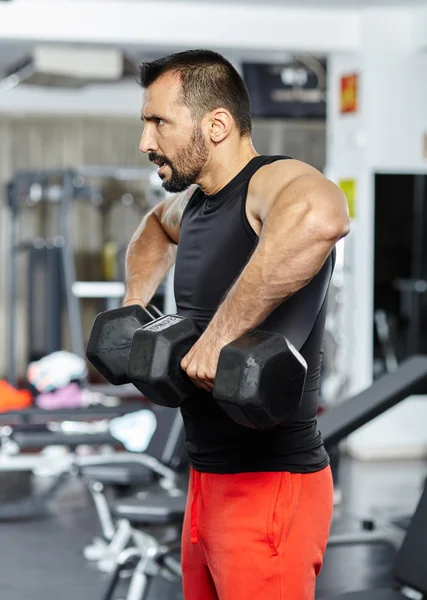 Treino de ombro com halteres — Fotografia de Stock