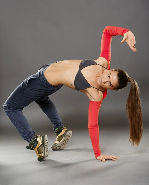 Utcai táncos lány csinál mozog — Stock Fotó