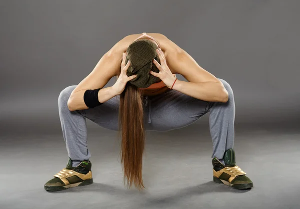 Bailarina callejera haciendo movimientos —  Fotos de Stock