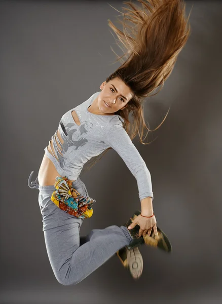 Rua dançarina menina fazendo movimentos — Fotografia de Stock