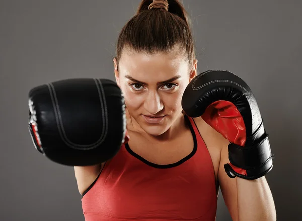 Kicbox woman delivering a right cross — Stock Photo, Image