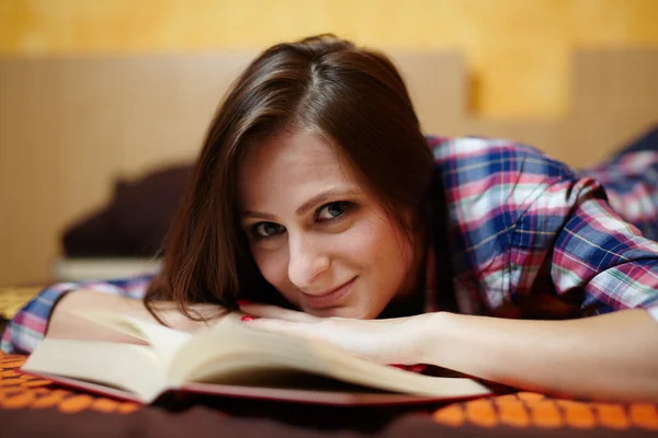 Mujer leyendo un libro en la cama — Foto de Stock