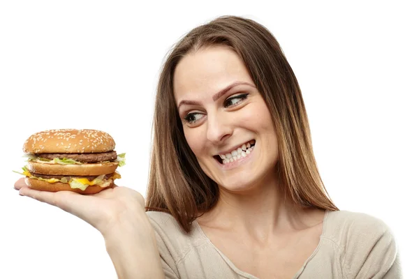 Genç kadın bir burger özlem — Stok fotoğraf