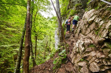 Aile yürüyüşçü bir kanyon