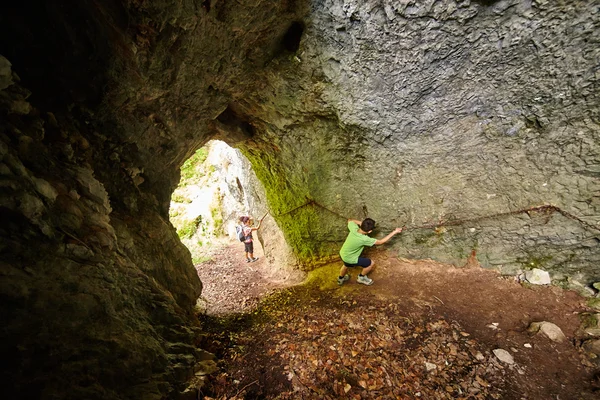 家庭的徒步旅行者在一个山洞里 — 图库照片