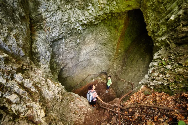 Family of hikers in a cave — Stock Photo, Image