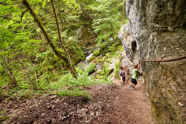 Familia de excursionistas en un cañón —  Fotos de Stock