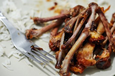 Tabakta yemek artıkları