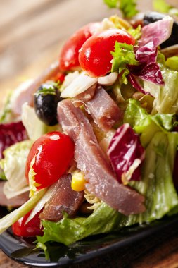 Yeşil ve kırmızı ton balığı salatası