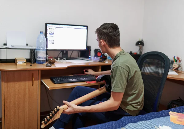 Adolescente aprendiendo a tocar la guitarra eléctrica —  Fotos de Stock