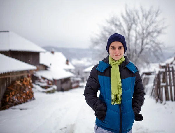 Хлопчик-підліток в сільській місцевості в зимовий час — стокове фото