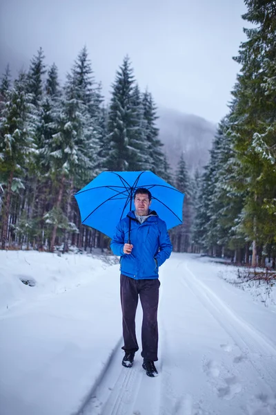 Az ember az erdőben, a téli — Stock Fotó