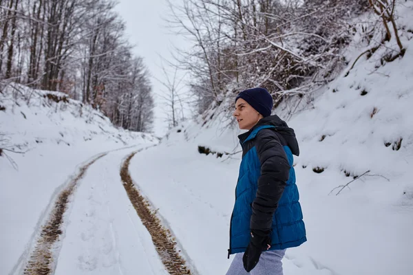 Adolescent marche sur l'hiver — Photo