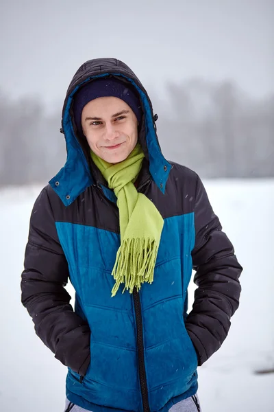 Genç çocuk karlı bir sahada ayakta — Stok fotoğraf