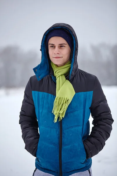 Хлопчик-підліток стоїть на сніжному полі — стокове фото