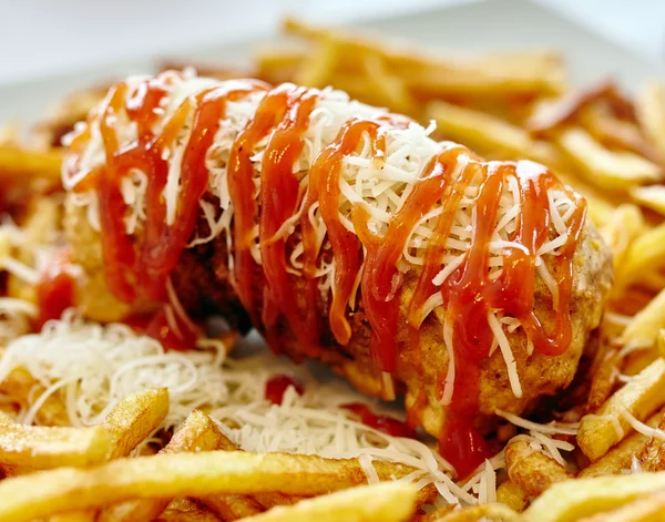 Cordon bleau com batatas fritas — Fotografia de Stock