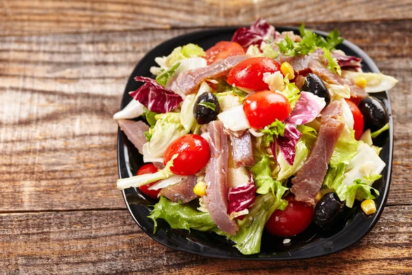 Salada verde e vermelha com atum — Fotografia de Stock