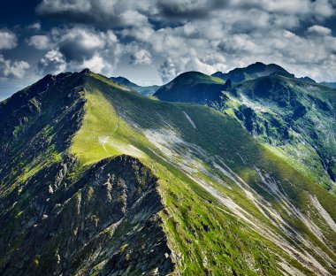 Bulutlu bir günde dağ iz