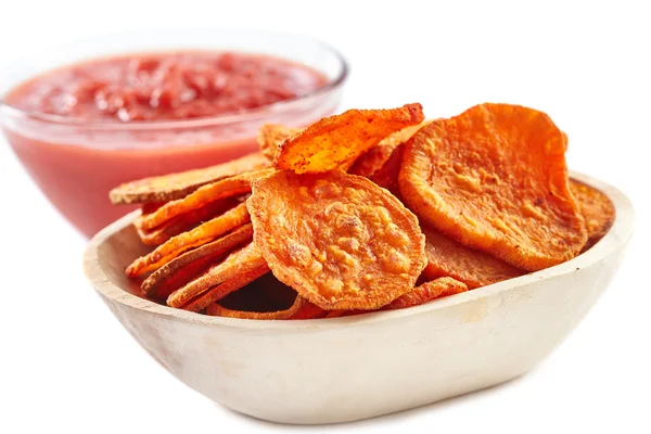 Sweet potatoes chips with tomatoes sauce — Stock Photo, Image