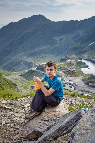Подростковый турист отдыхает на скале — стоковое фото