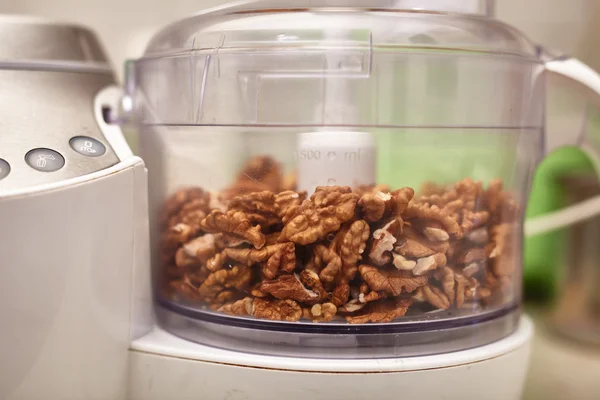 Nozes de kernel em um processador de alimentos — Fotografia de Stock