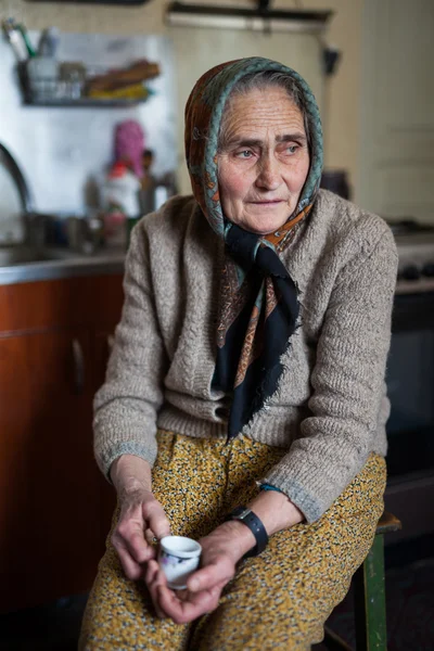 Seniorin drinnen — Stockfoto