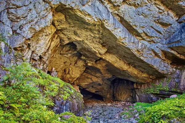 Ingresso grotta antica — Foto Stock