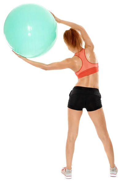 Mulher atlética exercitando com bola de ginástica — Fotografia de Stock